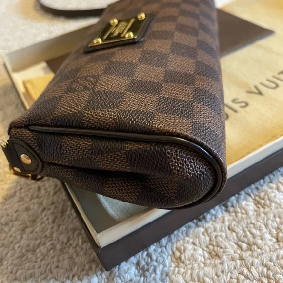 Eva Damier Clutch 🔥SOLD🔥 - Picture 3 of 12